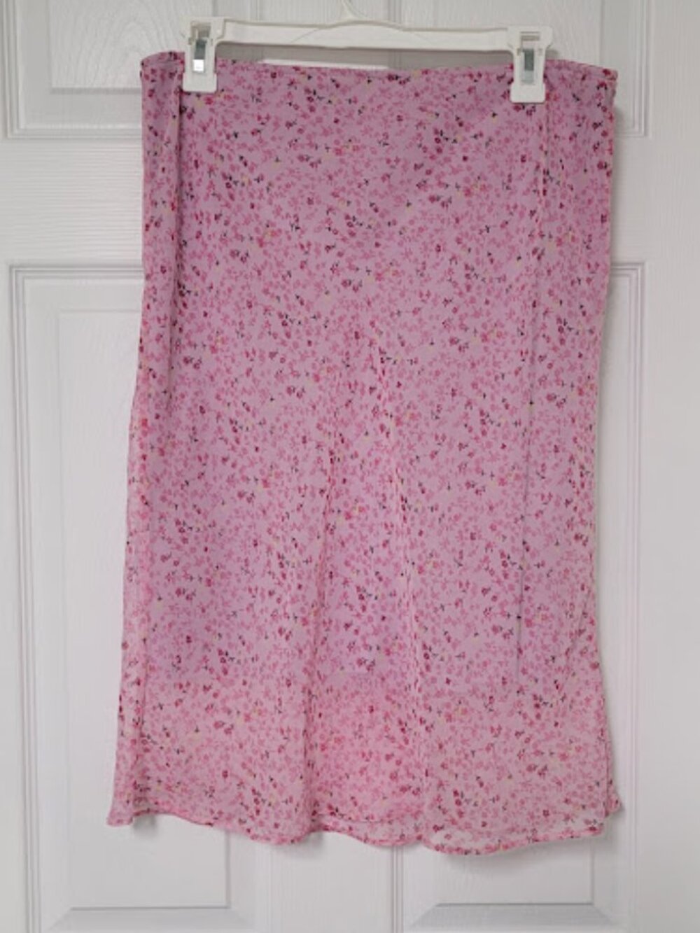Feminine Pink floral print Skirt–Flowy, Lightweight, lined-Fits Medium or Large